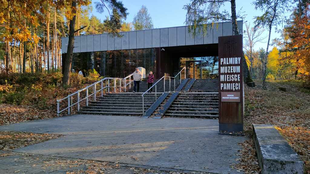 atrakcje w Kampinoskim Parku Narodowym - Palmiry - muzeum miejsce pamięci